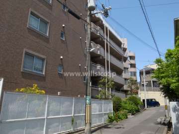 東側の前面道路（南側から）