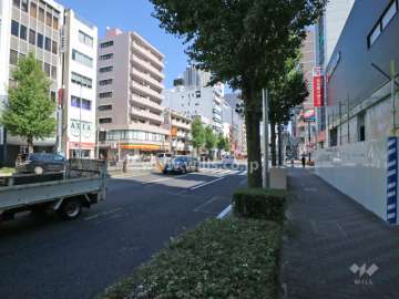 敷地北側の前面道路。片側3車線の道路です。