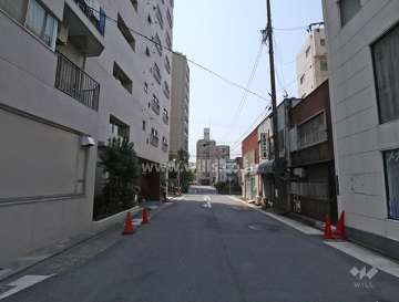 敷地西側の前面道路