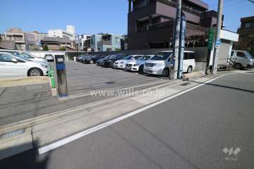 敷地の南西側前面道路(北西側から撮影)