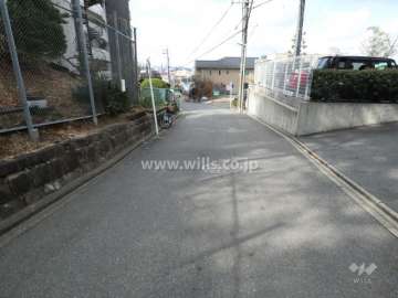 敷地南側の前面道路(東側から)