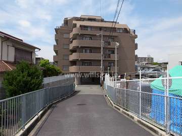 ライオンズマンション豊中夕日丘へのアプローチ。バス通りより一本中に入っており、静かです。