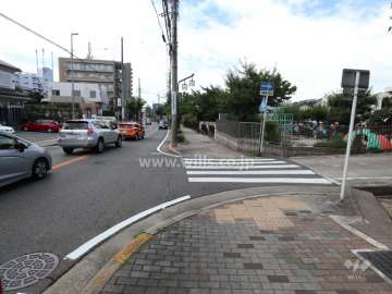 敷地南側の前面道路(東側から)