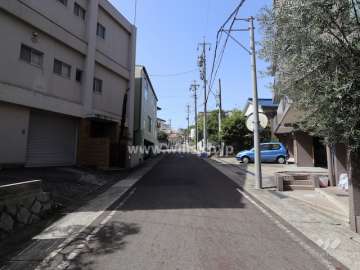 敷地南側の前面道路