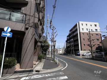 敷地東側の前面道路。二車線のバス通りです。