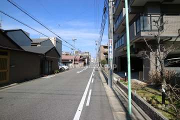 敷地西側の前面道路