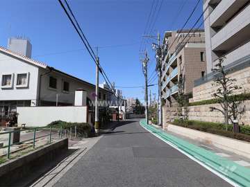 敷地北側の前面道路（東側から）