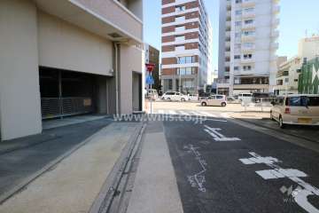 敷地の南側前面道路（西側から）