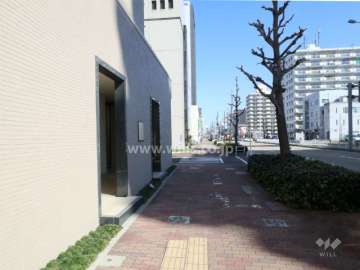 敷地東側前面道路。３車線のバス通りです。