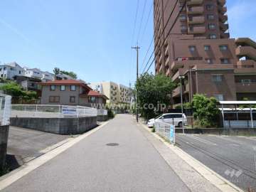 敷地の南側前面道路（東側から）