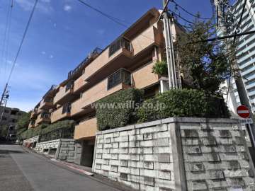ロイヤルシャトー覚王山の外観（南東側から）
