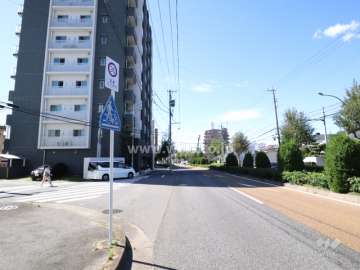 敷地の北側前面道路（東側から）