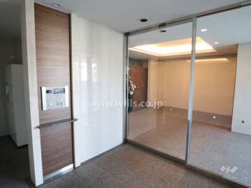 エントランスはオートロック付きです。