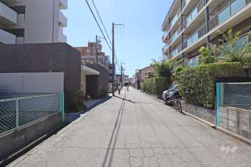 敷地南側の前面道路（東側から）