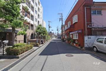 敷地西側の前面道路（北側から）