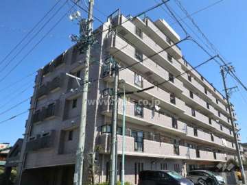 宝マンション城木町の外観(南西側から) 