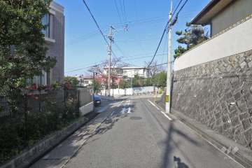 敷地東側の前面道路（南側から）
