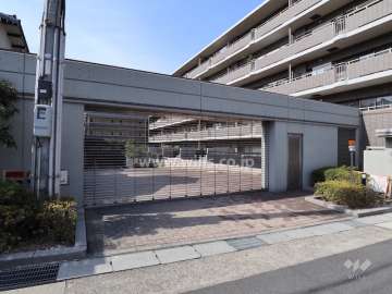 地階にある駐車場への出入り口（リングシャッター付き）