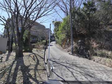 敷地西側の前面道路