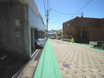 敷地北側の前面道路.マンションは坂の上にあります.