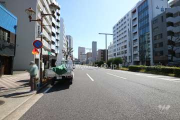 敷地南側の前面道路。地下鉄の上を走る三車線のバス通りです。