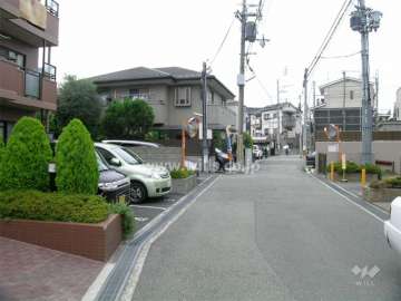 周辺の道幅は狭め、マンションと一戸建てが混在しています