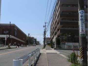 敷地南側の前面道路(向かいにスーパーあり)