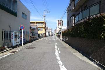 敷地西側の前面道路