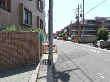 敷地西側の前面道路