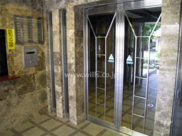 エントランスはオートロック付きです。
