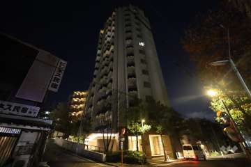 プラウド池下サウスヒルの外観（北側から）（夜景）