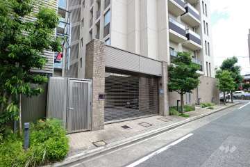 駐車場の出入り口（リングシャッター付き）