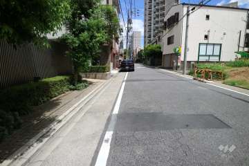 敷地南側の前面道路(西側から)