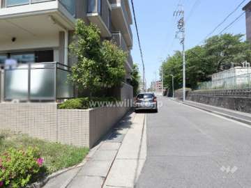 敷地東側の前面道路