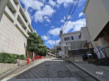 敷地の南東側前面道路（南西側から）
