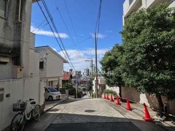 敷地の南東側前面道路（北東側から）