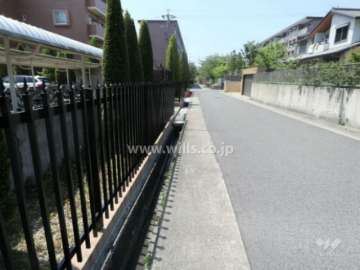 敷地北側の前面道路