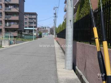 敷地西側の前面道路