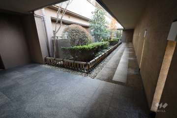 棟内廊下と中庭