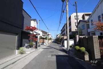 敷地西側の前面道路