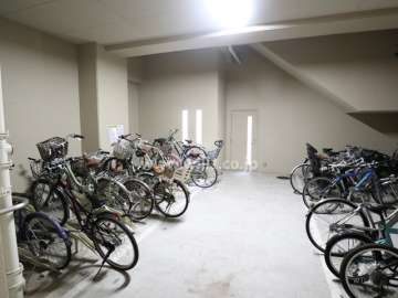 屋内に設けられた駐輪場