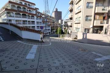 敷地東側の前面道路（南側から）