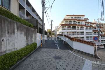 敷地南西側の前面道路（南東側から）