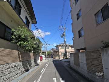 敷地の西側前面道路（南側から）