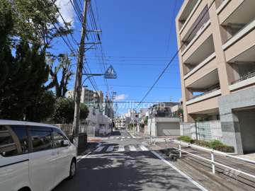 敷地の南側前面道路（東側から）