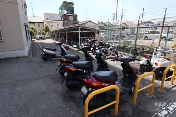 バイク置場と駐輪場