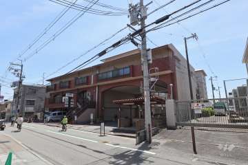 南宝塚ビューハイツの遠景。敷地北側は近隣商業地域、敷地南側は第一種中高層住居専用地域に指定されています。