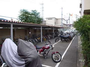 駐輪場とバイク置き場
