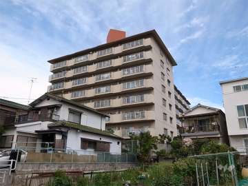 南宝塚ビューハイツ（南棟）の外観（南東側から）