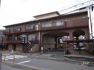 南宝塚ビューハイツの外観（北側から）　店舗が入っています。